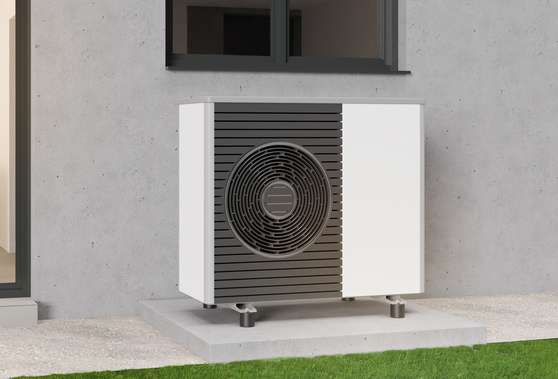 Pompe à chaleur air/eau installée contre une maison